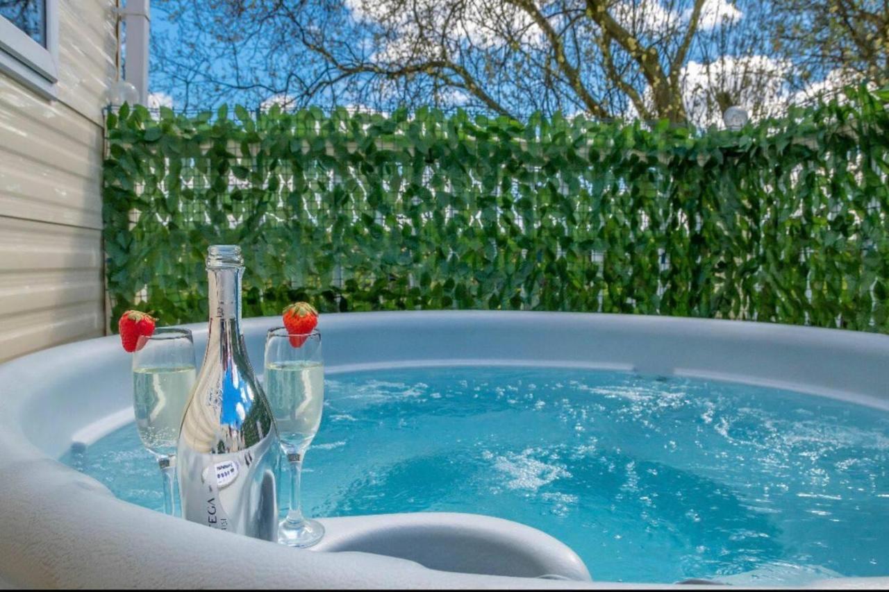 Tattershall Lakes Private Hot Tub Lodge - Sleeps 6 リンカーン エクステリア 写真