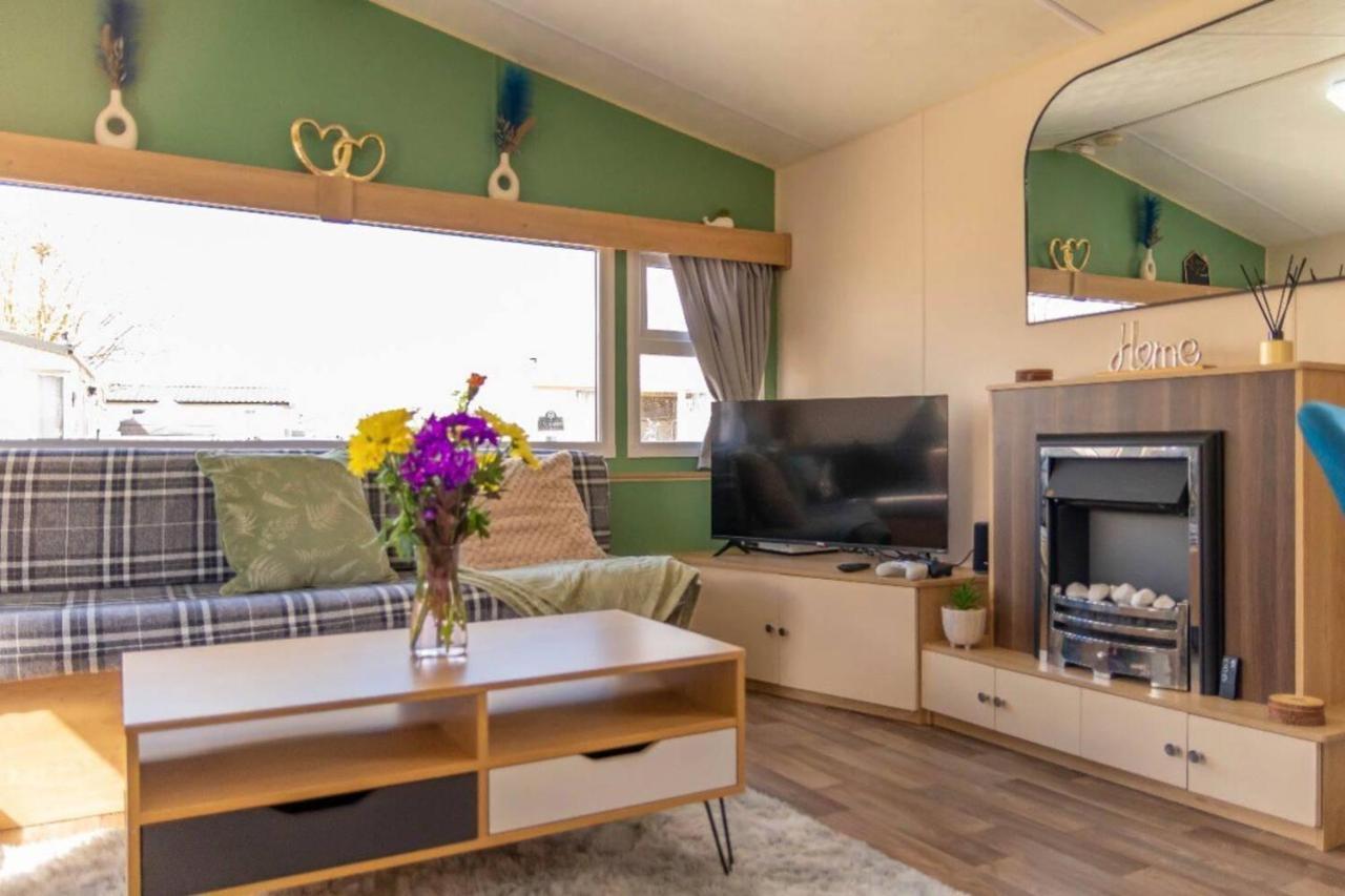 Tattershall Lakes Private Hot Tub Lodge - Sleeps 6 リンカーン エクステリア 写真