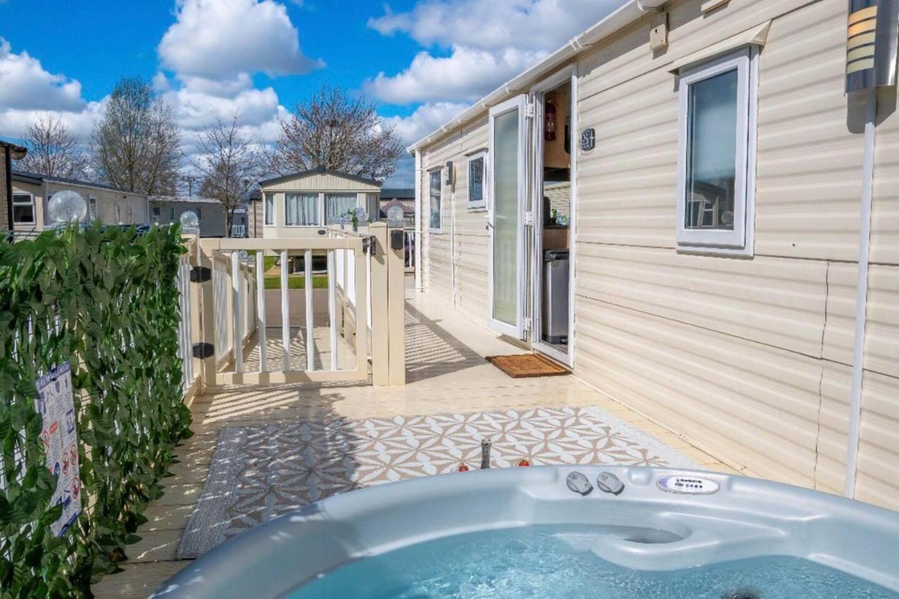 Tattershall Lakes Private Hot Tub Lodge - Sleeps 6 リンカーン エクステリア 写真